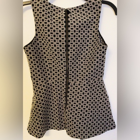 Banana republic black white geometric print sleeveless blouse size 0 - Picture 6 of 6
